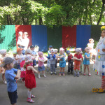 Исполнение танцев всем детским садом