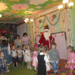 Дети вместе с Дедом Морозом нашли новогодние подарки