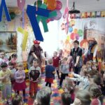 Танцы в исполнении всех детей детского сада