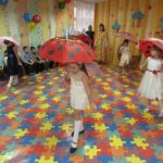 Танец с зонтами в исполнении девочек подготовительной группы