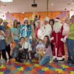 Дети и родители Службы ранней помощи-частники праздника с героями рождественской сказки