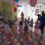 Танец с кубиками в исполнении малышей